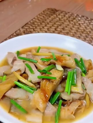 如果你也喜欢吃鱼,但又怕鱼刺多的话,那你可以试试这个黄鱼鲞,它是一整条的黄鱼,去头去内脏,吃起来很方便。而且它的刺很少,老人小孩都可以放心吃。它是用新鲜的黄鱼做的,口感鲜美,无论是清蒸还是红烧都很不错,没吃过的朋友赶紧买来尝尝吧#家常菜 #黄鱼鲞