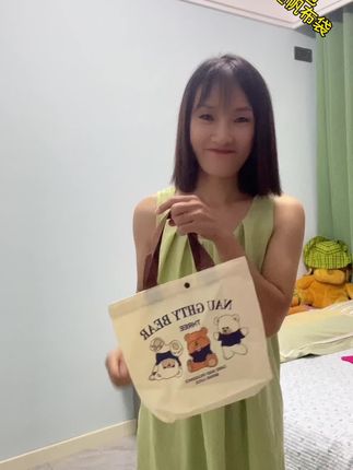 快来看看这个超可爱的小熊帆布包吧!它非常适合学生党跟上班族,既可以用来装书本资料,也可以携带便当,真的是一包多用啊!它是帆布的材质,非常的耐磨又实用,而且还有个很贴心的手提设计,方便你随时随地拎着走。喜欢的朋友们赶紧点击下方链接抢购吧!