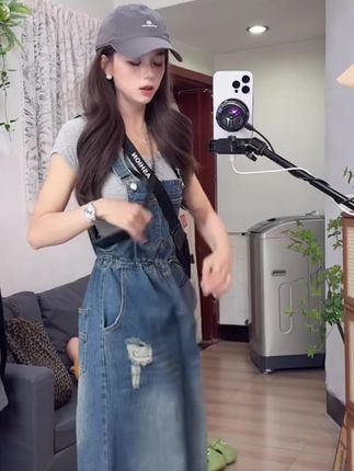 蓝色背带裤女2025夏季新款欧货工装八分阔腿裤宽松休闲牛仔连体裤#夏季穿搭 #穿出你的时尚你的感觉 #夏天该有的样子 #今日穿搭 #牛仔裤