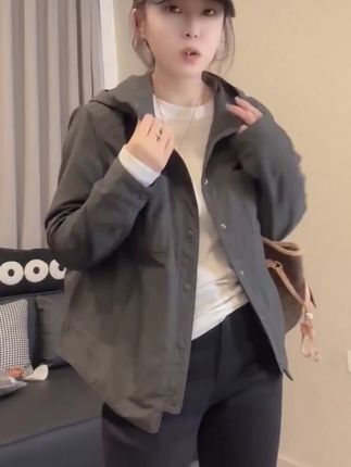 #无限回购的宝藏单品 #早秋穿搭 萱贝纯韩版时尚显瘦短款上衣女2025秋季新款潮流百搭连帽风衣外套#外套#连帽外套#韩版穿搭