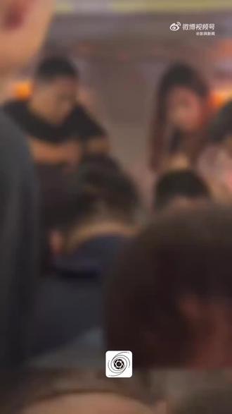航司通报男子飞行中欲开应急舱门