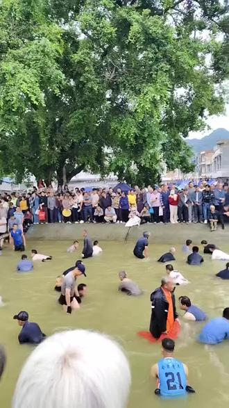 这个风流街抓鱼还蛮热闹