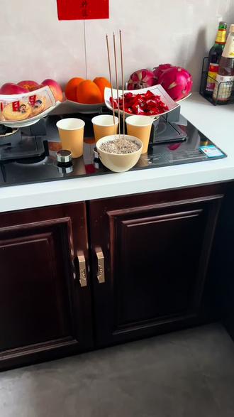 小年是咱们民俗的祭灶日,南方一般在腊月二十四这天,北方一般在腊月二十三这天,大家可以根据自己当地的习俗,如果早上时间允许那就早上,如果晚上时间允许那就晚上进行,可以念念视频里这段话!愿大家一切吉祥!