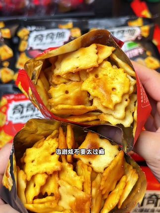 马大姐新出的苏打饼干吃一次就爱上!饼干酥酥脆脆裹满了粉料,咔嚓咔嚓根本停不下来#饼干 #苏打饼干 #追剧小零食 #无限回购的宝藏单品