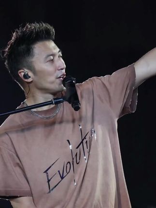 谢霆锋重庆演唱会《因为爱所以爱》!感情不用拿来感慨!#帅炸了 为弥补到不了现场的遗憾,做了演唱会纪念写真台历,还有喜欢的吗#谢霆锋#谢霆锋重庆演唱会 谢霆锋演唱会