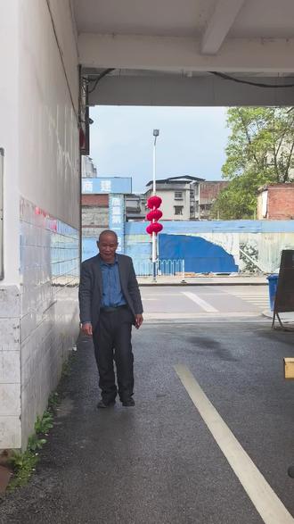 擦皮鞋这个行业逐渐消失了,过年了#擦皮鞋#民间实拍