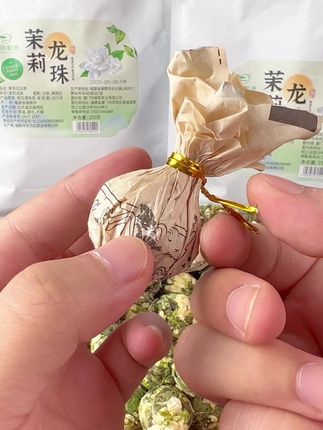 福鼎白茶新茶本身茶青味比较重,经过高温蒸压之后退掉青味,把茉莉花压制在一起,不会喧宾夺主,两者结合又香又甜#茉莉花茶#白牡丹#召唤茶友