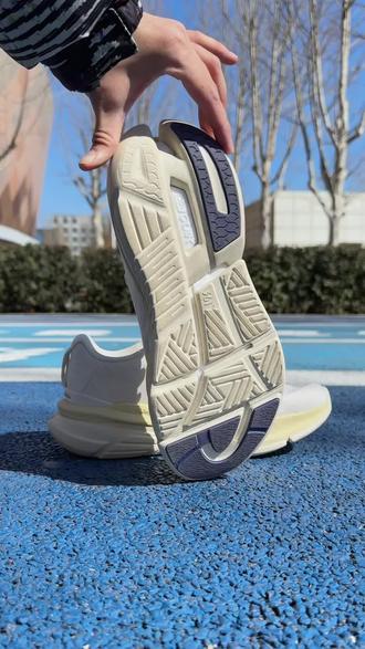 三种密度中底⁉️巨宽外底,主打的就是一个稳‼️ 来给兄弟们上脚分享下这双度子的赤焰6 这双大橘已定的配色上脚还真的有点小好看啊!配置方面也很顶,首先就是这个三种密度分布的中底啊!我也是穿着跑了有快一周的时间了,反馈非常不错,感兴趣的兄弟们可以来看看哦~#跑鞋 #跑步 #学生党 #运动 #马拉松