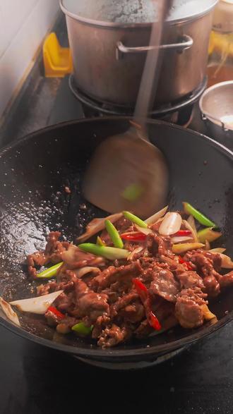 年三十也挡不住我更新,过年吃热菜《葱爆牛肉》又嫩又滑又香,好吃!#年夜饭#葱爆牛肉#牛肉#真实生活分享计划#新农人计划@DOU+小助手