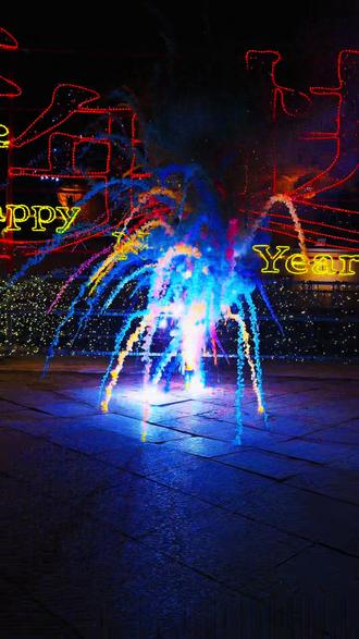 你值得信赖的吉七彩来了 之前测评#网红烟花 #吉七彩 效果不怎么好,这几天高人指点了下,果然有效果了,是我想看到的,我称之为最有性价比的小烟花,大家抓紧按此方法去燃放吧,期待你们的回访#过年氛围提前搞起来了 #20元体验男人的快乐 #震撼开场 记得点赞收藏哦,让更多的小伙伴知道哦。