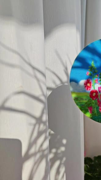 蜀葵是儿时记忆中,夏天最坦荡的热烈,在平凡的日子里开得肆意灿烂。几株蜀葵便可燃尽整个盛夏的滚烫。 看到它就回想起小时候与伙伴们肆意玩耍的盛夏。#零基础学画画 #手绘 #丙烯马克笔绘画 #绘画教程 #没点艺术细胞刷不到