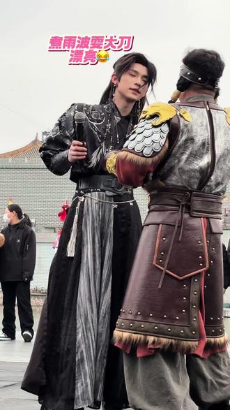 煮雨波耍大刀,漂亮😂#清明上河园 #清明上河园金国大将军 #煮雨波耍大刀 #铜贼 #搞笑视频 @煮雨波