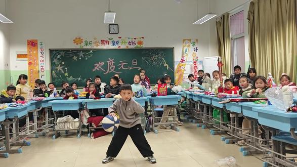 记录一年级小朋友第一次参加元旦晚会~
#记录校园生活 #元旦晚会 #花样篮球