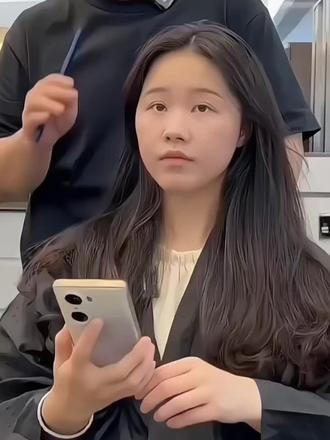 适合所有脸型女生的辛芷蕾齐肩层次锁骨短发 减龄显脸小 适合所有脸型女生的辛芷蕾齐肩层次锁骨短发 减龄显脸小 尤其是方圆脸 高颧骨 菱形脸女生 适合秋冬穿搭的百搭发型 细软塌 沙发自然卷 粗硬发质做完柔顺纹理烫发/摩根烫后裁剪 更加轻盈通透 质感无敌 搭配 八字刘海 更加修饰脸型 搭配 冷咖茶棕色 更加显白高级 #广州剪发 #深圳剪发 #香港剪发 #冷咖茶棕色 #锁骨发