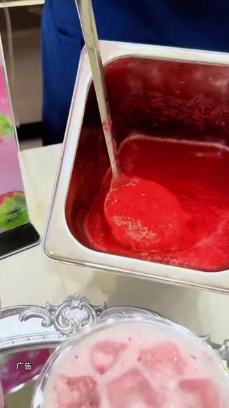 冬天的第一杯草莓奶茶在益禾堂9.9直接拿下。#益禾堂13周年玩尽兴 #益禾堂玩梗系列 #益禾堂新品 #冬日的第一颗草莓 #冬天吃喝指南 @上热门🔥🔥🔥 @DOU+上热门