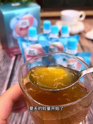 #旺旺 你也太会了吧,新出的闪光包果冻巨好吃,清新的白桃果香 滑嫩细腻有嚼感#果冻#闪光包#妈呀太香了