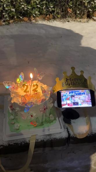 我们还能追几年星 谈论几年男爱豆
在几个夜晚游荡 在他的城市闲逛什么感觉 淋着雪和刚认识的同担一起为他唱生日歌是什么感觉 不顾一切见他是什么感觉 还好我已经体验过了
#追星 #宋亚轩 #时代峰峻 #湖光壹号 #北京