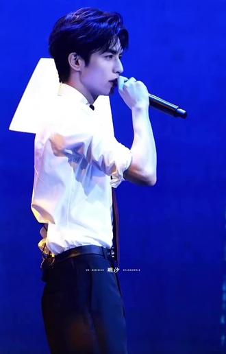 《天黑黑》也太好听了🥹(cr.🍠你的雕沙到我了)#宋威龙 #宋威龙十周年见面会 #耳朵怀孕了 #浓颜系天花板