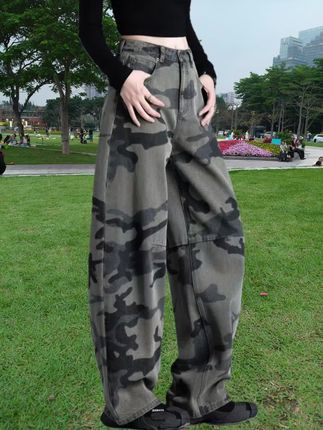 迷彩阔腿牛仔裤,妥妥的时尚界“六边形战士”! 它以经典迷彩为底色,自带酷飒气场,仿佛能带你穿梭于城市与户外之间。宽松的阔腿版型,对各种腿型都超友好,既能巧妙遮掩腿部小瑕疵,又能营造出随性洒脱的氛围感。 牛仔材质挺括又不失柔软,穿着舒适自在,活动起来毫无束缚感。高腰设计更是一绝,轻松抬高腰线,优化身材比例,分分钟打造大长腿既视感。 搭配上,可盐可甜。配露肩紧身上衣,性感又帅气;搭简约卫衣,休闲随性;和皮衣组合,又酷又拽。不管是日常出街、和朋友聚会,还是去潮人聚集地打卡,这条迷彩阔腿牛仔裤都能让你成为焦点,轻松拿捏潮流密码~#休闲裤 #休闲减龄穿搭 #休闲工装裤穿搭 #时尚穿搭 #洋气减龄 @DOU+上热门 @抖加🔥上热门🔥dou+🔥热点宝