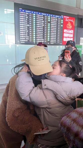 昨晚没能和雨彤姐姐告别,很是遗憾,一直念叨。。。没想到今天落地北京在机场偶遇,我们勇敢的小白羊怎么能给自己留遗憾呢?拉着我去找姐姐~感谢粉丝宝宝拍的拍立得,这亲笔签名终于送给姐姐啦!从此世界上又多了一个超爱姐姐的人@韩雨彤Hazel