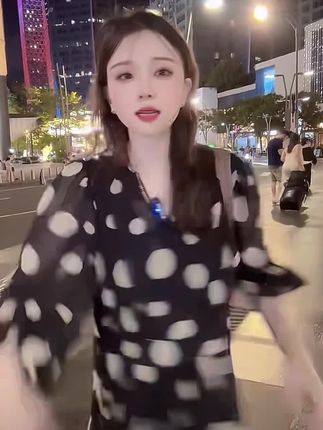 黑色不规则波点V领收腰显瘦法式气质夏季连衣裙#时尚气质穿搭 #时尚穿搭 #面料柔软舒适 #穿出自己的风格 #谁穿谁好看