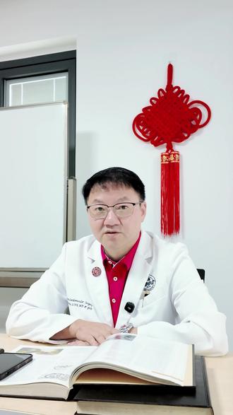 【他汀服药指南】血脂高必看!不同他汀服用时间:早中晚上吃? 各位病友!是不是经常搞不清他汀类药物该什么时候吃?😵 今天连医生一篇帮你搞明白,记得收藏⭐️哦!
🌙 短半衰期组(建议晚上服用) :辛伐他汀/洛伐他汀/普伐他汀/氟伐他汀(速释)
👉 特点:半衰期只有1-3小时
👉 为啥晚上吃?因为胆固醇在夜间合成最活跃!
✅ 正确姿势:建议晚餐后或睡前服用,效果更好哦!
☀️ 长半衰期组(任意时间都能吃) :阿托伐他汀、瑞舒伐他汀、匹伐他汀
👉 特点:半衰期长达14小时以上,药效持久
👉 服用更自由:
· 阿托伐他汀:随餐或空腹都可,太友好了!
· 瑞舒伐他汀:建议固定时间吃,养成习惯~
· 匹伐他汀:任意时间,随心搭配!
💡小贴士: 氟伐他汀缓释剂型(80mg)是例外!每天任意时间服用都可以~
记得对照自己的药盒子看看哦! 当然具体服用一定要遵医嘱💌~
#健康科普 #降血脂 #他汀 #心外科#仁济连锋