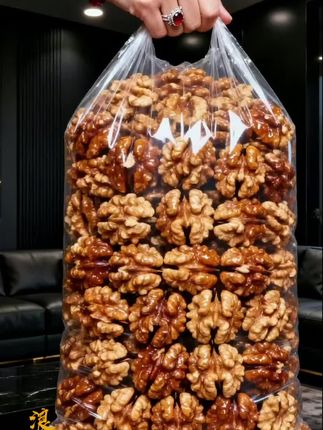 谁懂啊!这款酥脆琥珀核桃仁简直是零食界的“神”!去壳薄皮果仁,吃起来超方便。每一颗都裹满蜂蜜,香甜气息直钻鼻腔。咬上一口,酥脆感在齿间炸开,蜂蜜的甜与核桃的香完美交融。追剧、办公时来上几颗,瞬间补充能量,幸福感直接拉满!#强烈推荐 #零食推荐 #炒货 #上热搜 #琥珀核桃仁@DOU+上热门