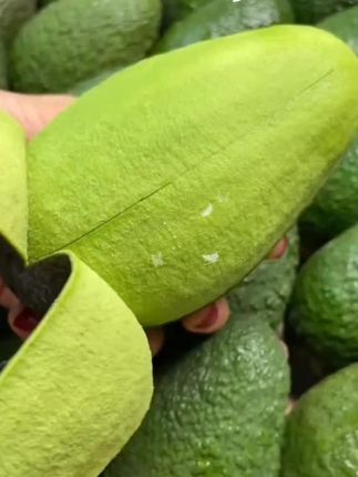 ,秘鲁哈斯牛油果🥑牛油果中的爱马! 口感真的好像在吃冰淇淋🍦,爱美的姐妹,这个夏天一定要试试哦!#新鲜应季水果 #好吃到停不下来#牛油果 #好吃不贵经济实惠