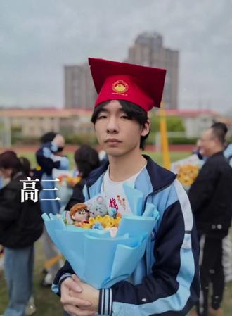 高三即将落下帷幕|陪读生涯也即将
结束,从幼儿园到高中,寒来暑往,
校门口从未缺席过,别人眼里的一眼
是我整整18年#高考