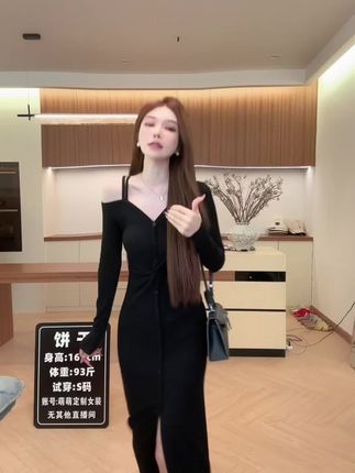 这条连衣裙把性感与神秘完美结合!✨露肩设计优化肩颈线,扭结细节增加艺术感,搭配高跟鞋又A又飒,搭配大衣若隐若现更撩人~ #变美的方式 #一衣多穿通勤版 #穿衣搭配分享 #微胖小个子女生初秋松弛感穿搭 #高级感御姐