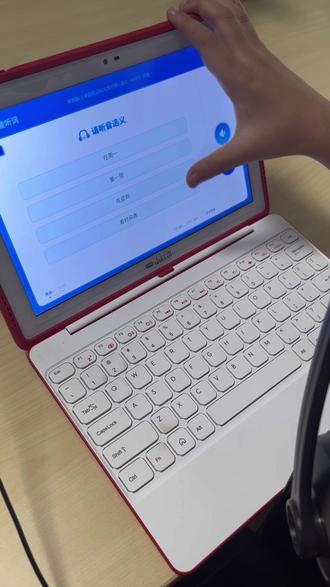 9️⃣ 并列结构,前后一致 ⚖️
• 含义: 用并列连词(and,but,or,not only…, but also…等)连接的成分(词、短语、从句)必须在语法形式和功能上保持一致。
• 例句:
◦ (❌)She likes reading, to swim, and hiking.
◦ (✅)She likes reading, swimming, and hiking.(动名词一致)/ She likes to read, to swim, and to hike.(不定式一致)
◦ (❌)He is not only intelligent but also a hard worker.
◦ (✅)He is not only intelligent but also hardworking.(形容词一致)/ He is not only an intelligent person but also a hard worker.(名词短语一致)
◦ (❌)I will go to the store and buying milk.
◦ (✅)I will go to the store and buy milk.(动词原形一致)
🔟 基数词变序数词 🔢→1st
• 含义: 当表示顺序、排名、日期、楼层等时,基数词(one,two,three...)要变成序数词(first,second,third...)。
• 例句:
◦ This is my first (不是one) visit to China.
◦ She lives on the third (不是three) floor.
◦ His birthday is on May fifteenth (不是fifteen).
◦ Canada is the second (不是two) largest country in the world.#小红本#英语#石家庄高新区#学霸秘籍