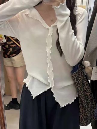 姐妹们挖到了一件超温柔的打底衫,软糯糯的面料很舒服,领口和袖口都做了这种木耳边的设计,上身一整个甜美又减龄,不管是单穿还是叠穿都好好看啊!秋冬用来搭配外套也超绝的,关键是价格便宜,质量还好,喜欢的姐妹都可以带回去试一试,真的太爱了!#爆款热卖中 #时尚穿搭 #减龄穿搭 #百搭上衣
