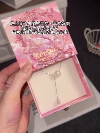 姐妹们,旭平新出的珍珠项链真的好好看哦,而且还送了我这么好看的盒子,旭平我真的好爱你#旭平首饰 #项链#仙女饰品 #女孩子花点钱怎么啦