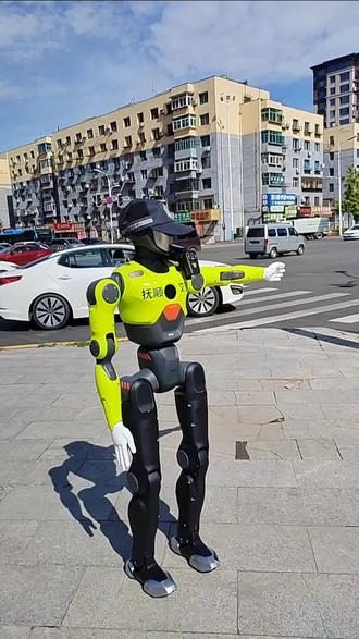今天抚顺机器人指挥交通也快上岗了