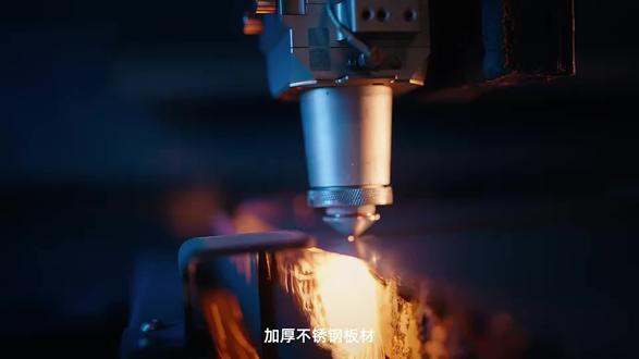工厂溯源视频怎么拍? 商用设备爆款视频怎么拍?
拆解星星厨房冰箱工厂溯源宣传片,教科书级B端营销思路,干货满满!
区别于普通带货视频,这条短片核心逻辑:打破信息差,用细节建立深度信任,精准拿捏餐饮老板、工程采购的决策心理。
✅开篇抓人|拒绝空洞宣传
以316道工序、工厂探秘切入,用溯源视角制造专业感,快速树立靠谱的品牌形象,拉开和普通产品视频的差距。
✅层层递进|全链路塑造品质
遵循「原料-生产-工艺」完整逻辑:从钢板、铜管、螺丝源头严选,解决用户材质差、易损坏的顾虑;
再通过激光切割、精密弯管、微孔发泡等智能工序,用硬核工艺数据,打造品牌技术壁垒。
✅核心爆点|实测数据强化说服力
视频重点放大极限测试环节:高压检测、精密检漏、10万次暴力开门、高温耐候、静音认证…
用真实实验替代口播,直观体现产品稳定、耐用的核心优势,适配商用高频使用场景。
✅结尾升华|权威背书锁死心智
依托工信部单项冠军权威荣誉,搭配全球溯源、严苛仓储抽检,拔高品牌实力与责任感,彻底打消采购后顾之忧。
整体完全贴合B端采购逻辑,可视化工艺+数据化品质+权威化背书,一步步夯实信任,高效促成转化!
#视频拆解 #营销干货 #工厂宣传片 #B端营销 #品牌视频