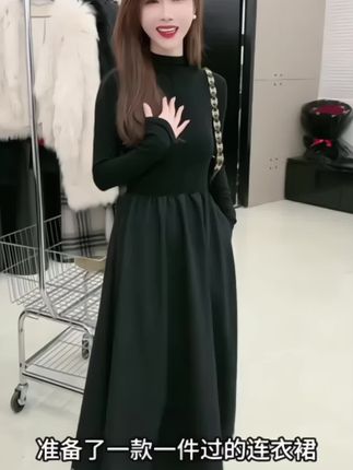 这件计织裙真的绝美啊,针织面料弹力很大,收腰设计藏起赘肉,不管单穿搭配外套都很好看,冬天想要风度又想要温度的姐妹可以闭眼入#美出高级感#连衣裙#显瘦穿搭#不桃年龄不挑身材#小黑裙