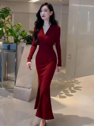 法式气质V领性感长袖连衣裙赫本风高级感收腰显瘦长款时尚包臀裙#爆款热卖中 #连衣裙