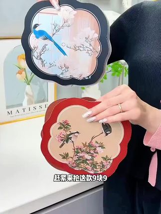 我给家里买了这个超好看的中式沥水垫,放在洗碗池旁边,平时洗好的碗筷就可以放在上面沥水,表面是这种硅藻泥的材质吸水性很好,底部是防滑的设计,放餐桌上隔热防烫,好看又实用#硅藻泥垫#隔热垫#餐桌垫#沥水垫