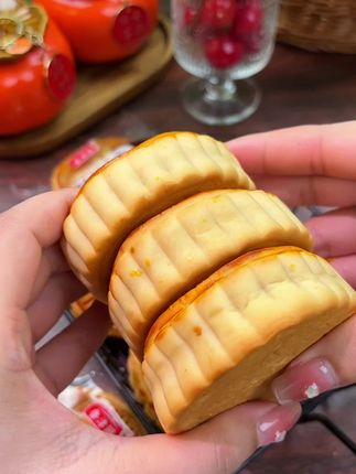 二十个月饼只要九块九毛九, 还包邮, 发到家之前十九块九拍十个的, 你赶紧看看有没有发货, 没发货。#月饼#五仁月饼