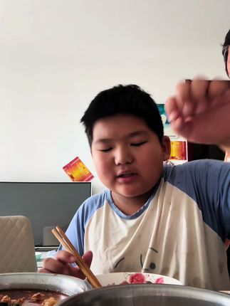 今天我给我孙子做的水煮肉片用大老虎火锅底料做的还有毛肚贡菜