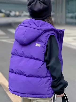 这紫色羽绒马甲真的杀疯了 颜色巨显白,穿上直接亮成人群焦点 版型宽松又藏肉,谁穿谁是纸片人既视感~ 搭配卫衣、T恤都超绝,秋冬氛围感直接拉满!#儿童穿搭#马甲外套#羽绒马甲#马甲
