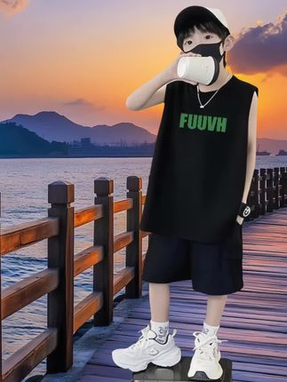 夏日出街必备!这套无袖背心+短裤的组合,酷感十足,海边穿搭绝配🌊☀️ #夏季穿搭 #出游穿搭#强烈推荐 #每日分享 #清凉一夏 #出游穿搭