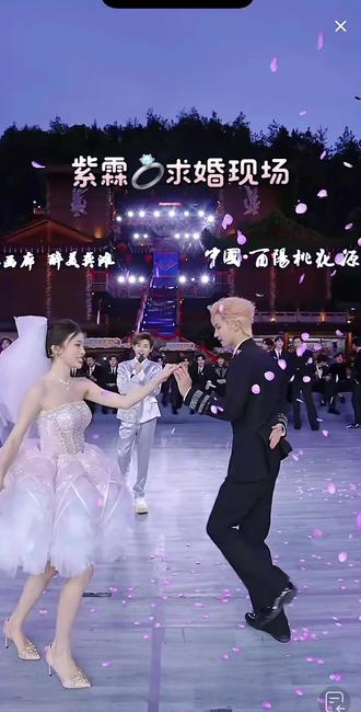 紫霖钻戒💍求婚现场,好甜啊#好甜 #撒糖现场 #紫悦龙霖 #龙浩天妹妹 #恋爱的感觉