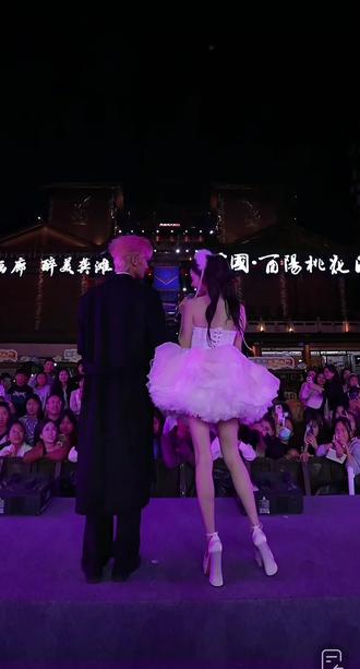 大舅哥龙浩天保驾护航✨
爱乐L紫霖×甜妹龙悦
双向心动|舞台默契爆棚
谁懂啊这对紫悦龙霖太好磕啦
#紫悦龙霖 #爱乐L #紫霖 #龙悦 #龙浩天妹妹