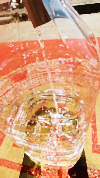 #泡酒好材料 #兔岩酿造RabbitRockBrewing
#湘西嗨起来
我一个中国人干嘛要喝洋人的玩意儿?老祖宗留下的东西不好吗?
桂花酒有什么功效与作用桂花酒具有多种功效与作用,以下是主要的几点:
驱寒暖胃:桂花性温,酒性热,二者结合可有效驱散体内寒气,温暖脾胃,缓解脾胃虚寒引起的胃痛、胃胀、消化不良等症状,尤其适合在寒冷季节或体质偏寒者饮用。
化痰止咳:桂花有温肺化饮、止咳化痰的作用,酒的发散特性可增强其功效,对支气管炎、气管炎等引起的咳嗽、咳痰、哮喘等症状有一定的缓解作用,尤其对寒性咳嗽效果更佳。
开胃健脾:桂花酒的清香味道能刺激食欲,促进唾液和胃液分泌,增强胃肠蠕动,有助于食物的消化和吸收,改善食欲不振、食少纳差等问题,适合饭前适量饮用。
散寒止痛:对于因寒邪凝滞导致的腹痛、痛经、关节疼痛等,桂花酒可通过温通经络、散寒止痛,缓解疼痛症状,尤其对女性经期腹痛有一定的舒缓作用。
舒肝理气:桂花入肝经,能疏肝解郁,缓解肝气郁结引起的胸闷、胁痛、烦躁不安、情绪抑郁等症状,帮助调节情绪,舒缓压力。
美容养颜:桂花酒中含有抗氧化物质,如维生素C、类黄酮等,可清除自由基,减少氧化损伤,延缓皮肤衰老,使肌肤保持弹性和光泽,同时有助于改善皮肤干燥、粗糙等问题。
活血益气:桂花酒能促进血液循环,增强气血运行,对于气血不畅、面色苍白、身体乏力等有一定的改善作用,长期适量饮用可起到强身健体的效果。
清新口气:桂花的清香可改善口腔异味,同时酒精的杀菌作用有助于抑制口腔细菌滋生,保持口气清新。