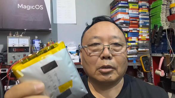 手机电池鼓包千万别扎!太危险了!##手机维修 #电池鼓包 #老张修机 #手机避坑 #同城修手机