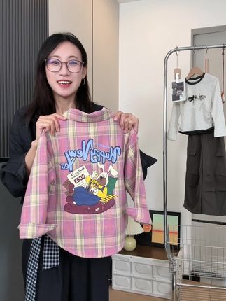 入秋了,给女儿买了件百搭的粉色格子衬衣,面料柔软,外穿或者内搭都很合适。#学院风穿搭 #格子衬衫 #衬衣外套 #女童穿搭 #女童外套