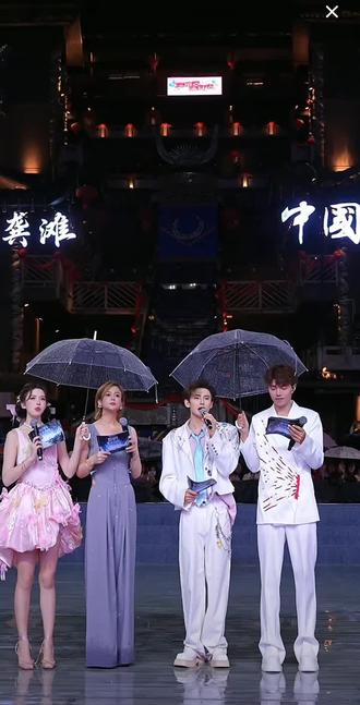 龙哥生日晚场2-这是谁呀 背影这么美#龙浩天 #ai瑶瑶 终于可以露面了 #龙浩天团队 #龙浩天户外直播 #重庆酉阳