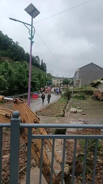 #暴雨后的乡村道路 现在上面一句话,路就封闭,救援物资都过不去