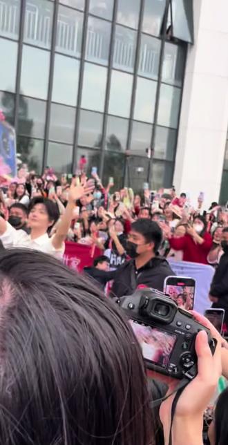 爱会不由自主的从嘴里眼睛里溢出来,因为太爱你,我感觉我都没看清你#膜法世家光彩代言人 #郝熠然 #膜法世家 #线下 #胶片定格的一瞬间